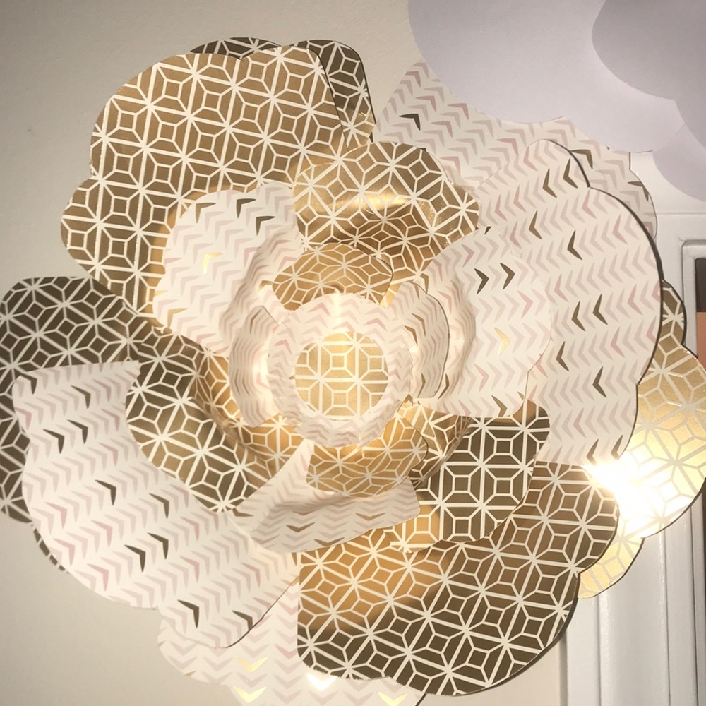 Beautiful Decor Paper Flowers - Picture 2 of 8